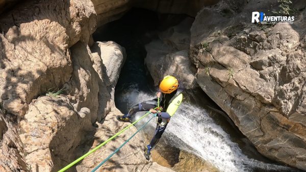Uno de los rapeles más encañonados que puedes realizar en el barranco del Gorgol. De los barrancos más formados si quieres realizar barranquismo en el Valle de Tena