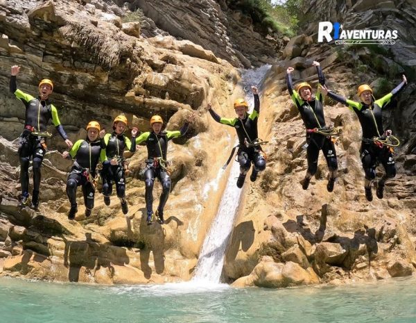 Un grupo de amigos se lanza a la aventura disfrutando de un emocionante salto en el Barranco de Os Lucas mientras realizan barranquismo en Valle de Tena