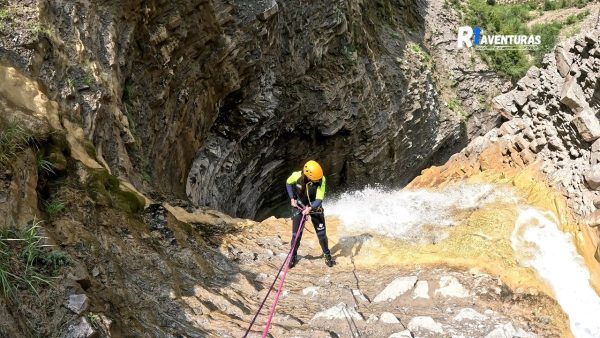 Uno de los rapeles más bonitos y largos que puedes hacer en el barranquismo del Valle de Tena
