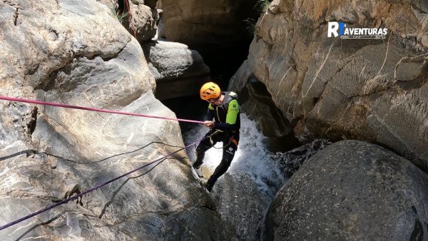 Participante realizando un rapel en el barranco de Gorgol