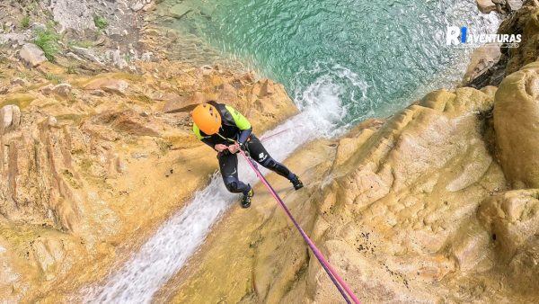 Rapel de un participante que realiza un descenso de Barrancos en el Valle de Tena
