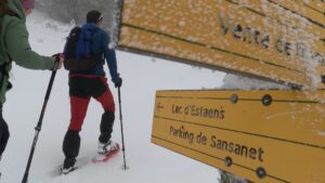 Clientes participando en la ruta con raquetas de nieve al Ibón de Estanés desde el Parking de Sansanet