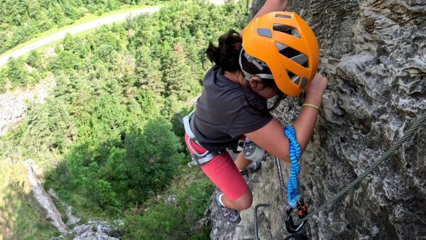 Guiaje de una Vía Ferrata de Santa Elena en el Pirineos para niños