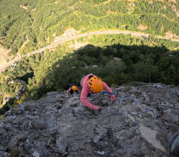 Guiaje de una Vía Ferrata de Santa Elena en el Pirineos para niños