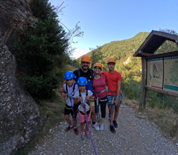 Guiaje de una Vía Ferrata de Santa Elena en el Pirineos para niños