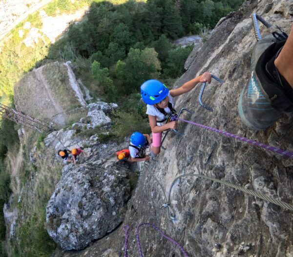 Guiaje de una Vía Ferrata de Santa Elena en el Pirineos para niños