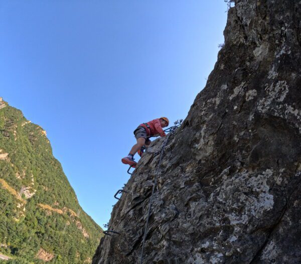 Guiaje de una Vía Ferrata de Santa Elena en el Pirineos para niños