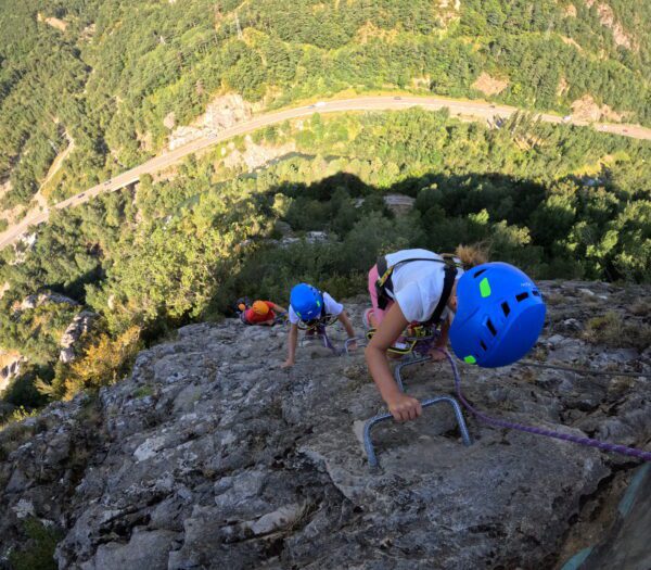 Guiaje de una Vía Ferrata de Santa Elena en el Pirineos para niños