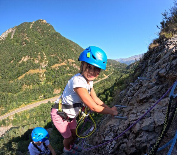 Guiaje de una Vía Ferrata de Santa Elena en el Pirineos para niños