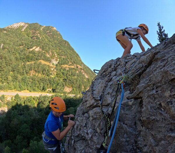 Guiaje de una Vía Ferrata de Santa Elena en el Pirineos para niños