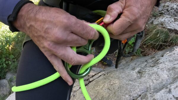 Alumno aprendiendo a instar el ocho, un tipo de descensor que se usa en los cursos de barrancos