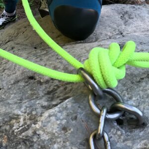Nudo de 9 empotrado en la instalación. Uno de los nudos que se pueden aprender en los cursos de barranquismo