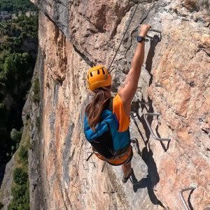 Participante en un paso vertical de la vía ferrata de Escarilla. La actividad por excelencia de Vía Ferrata en Valle de Tena