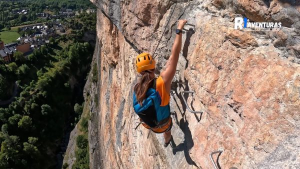 Participante en un paso vertical de la vía ferrata de Escarilla. La actividad por excelencia de Vía Ferrata en Valle de Tena