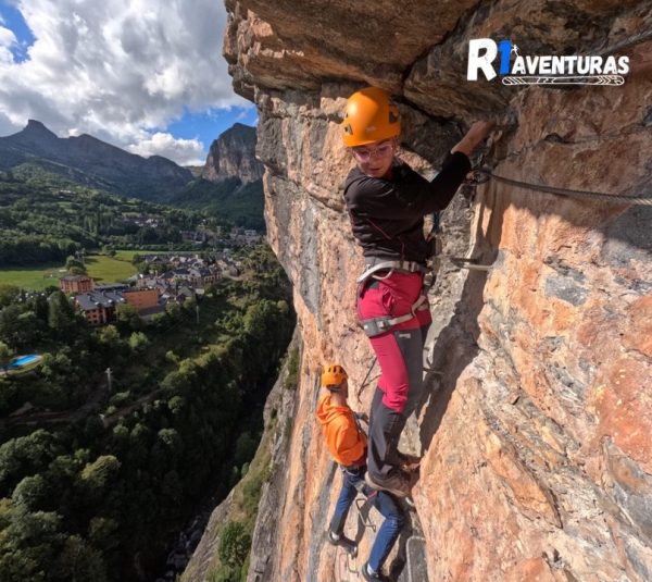 Uno de los pasos más aéreos de la Ferrata de Escuacho en Escarrilla