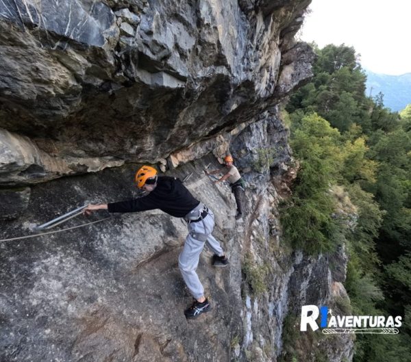 Participante realizando un paso aéreo mientras realiza una Vía Ferrata en Valle de Tena