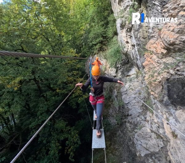 Puente de una de las vías ferratas en el Valle de Tena