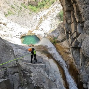 Un cliente de R1 Aventuras descendiendo las cascadas finales de casi 100 metro haciendo barranquismo Sorrosal