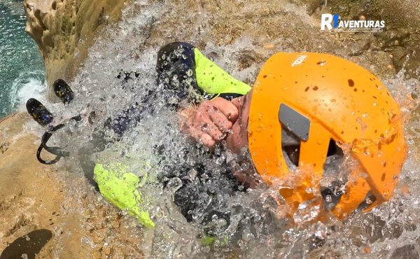 Cuando decides reservar Barranquismo Jaca, estás a un paso de aventurarte en barrancos como el de la imagen